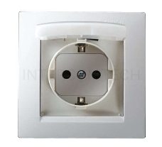 Розетка 1-м СП Simon15 с защ. крышкой защ. шторки с заземл. IP44 бел. Simon 1590450-030
