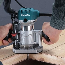 Фрезеры Makita RT0700CX2 Фрезер кромочный,{710Вт,10000-30000об\м,цанга-6-8мм,1.8кг,сум,прям направляющая,погруж и накл подошвы}